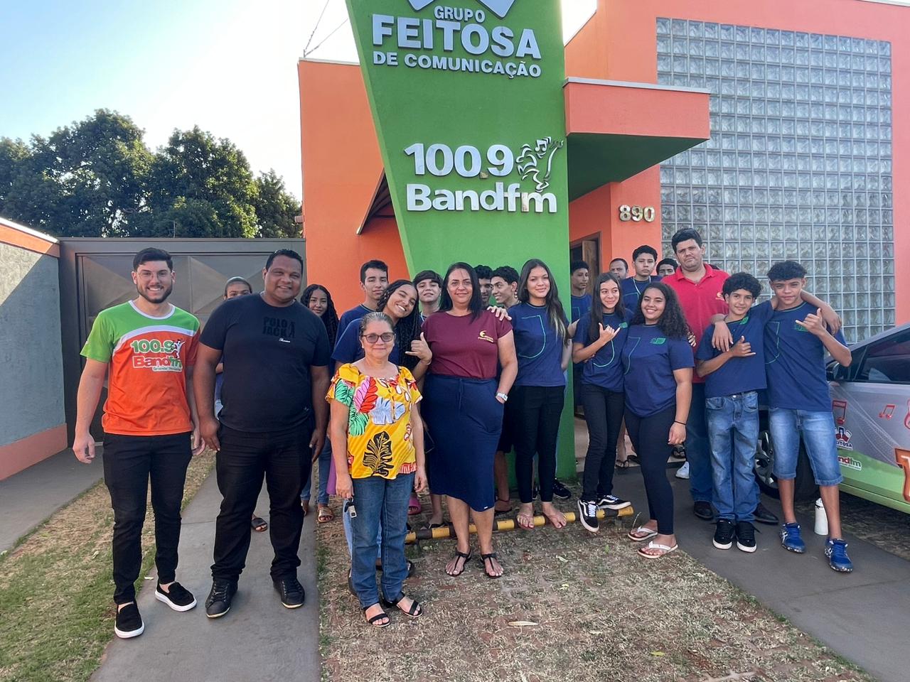 Alunos da Escola Estadual Filinto Miller visitam estúdios da Rádio Band FM em atividade sobre Revolução Industrial