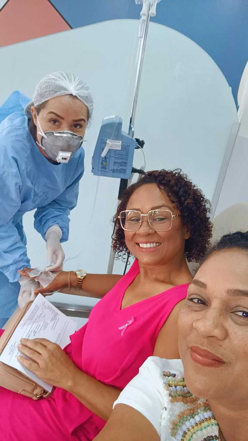 Risélia durante coleta para os exames. 