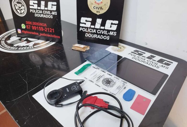 Parte no material usado para abrir as caminhonetes (Foto: Osvaldo Duarte/Dourados News)