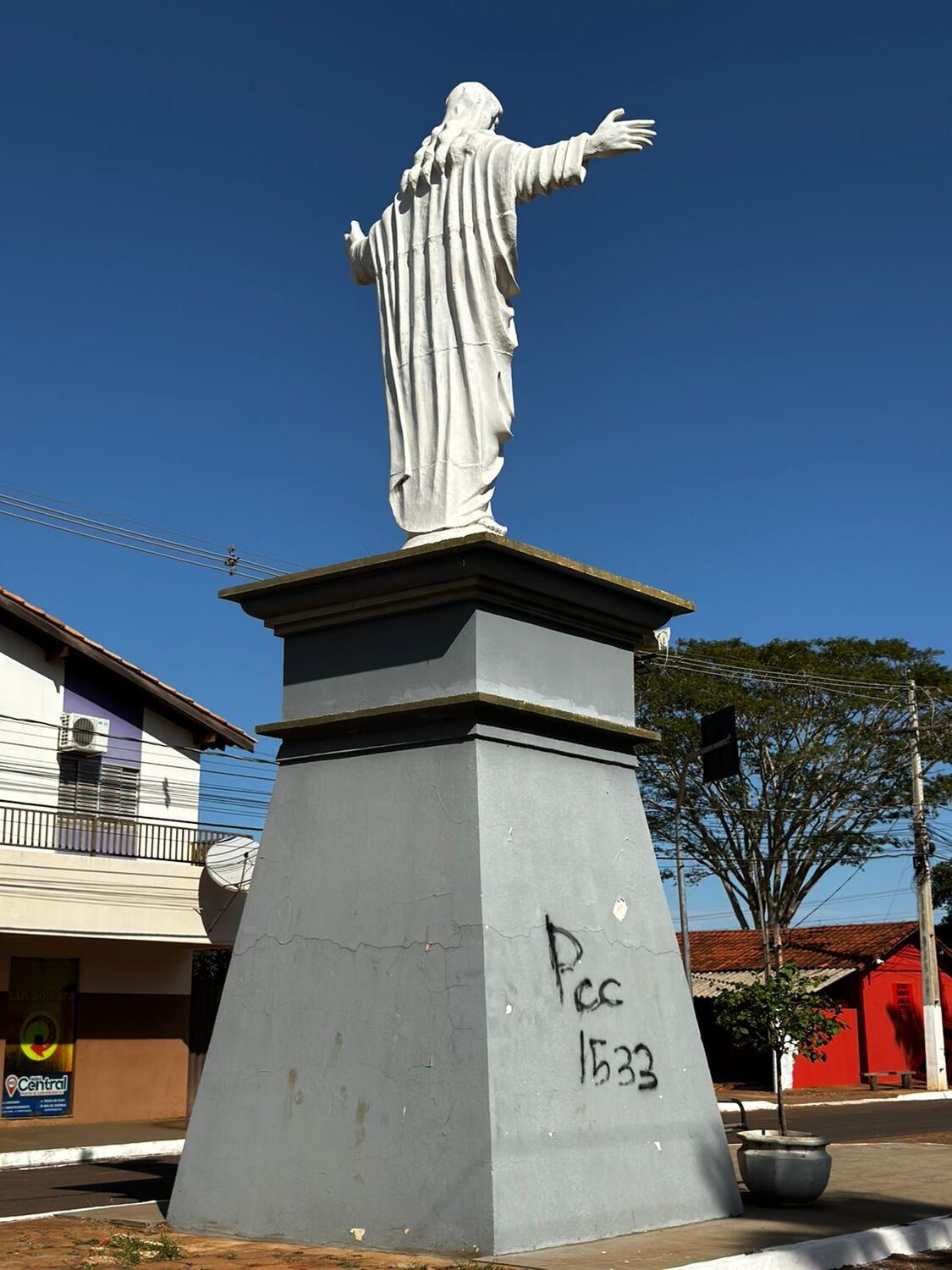 O cristo redentor da cidade também foi alvo da pichação