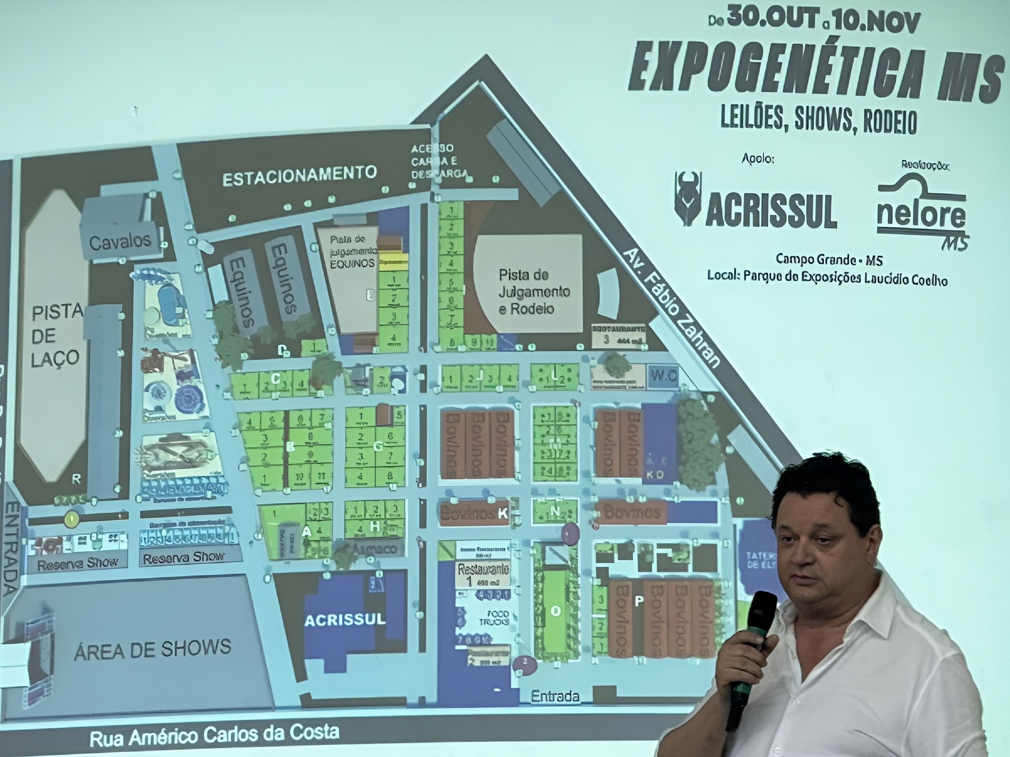 Paulo Mattos, presidente da Nelore MS, apresenta informações sobre o evento. O mapa detalha áreas de julgamento, l