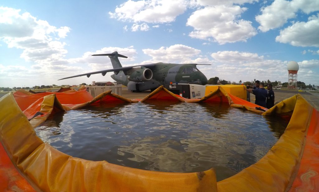 Piscinas com 24 mil litros cada são usadas para abastecer a aeronave