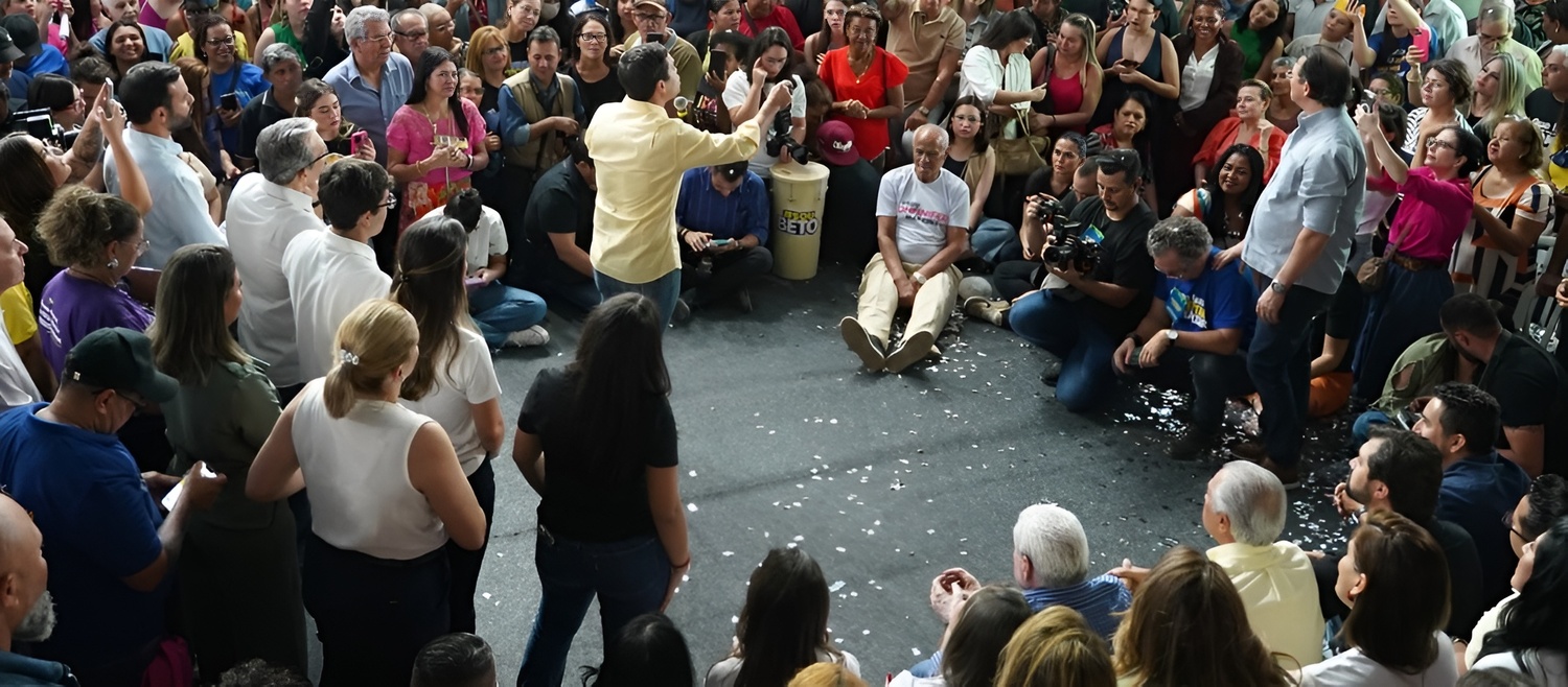 Beto Pereira, ao centro, discursa para apoiadores durante a convenção do PSDB em Campo Grande.