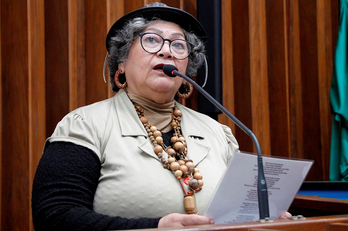 A professora Lurdes Batista Monteiro agradeceu em forma de poema