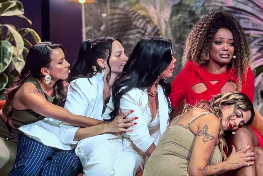 As mulheres presentes no episódio 'Reencontro' abraçaram Ingrid durante seu relato