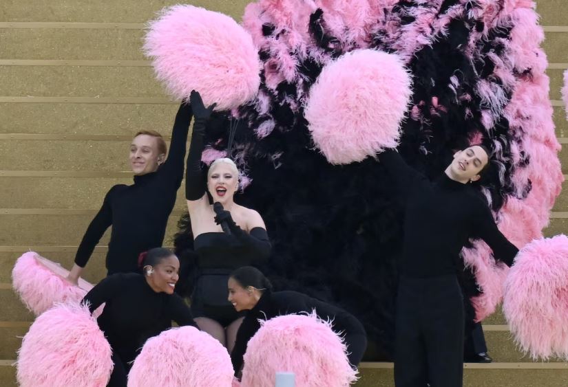 Lady Gaga se apresenta na Cerimônia de Abertura das Olimpíadas
