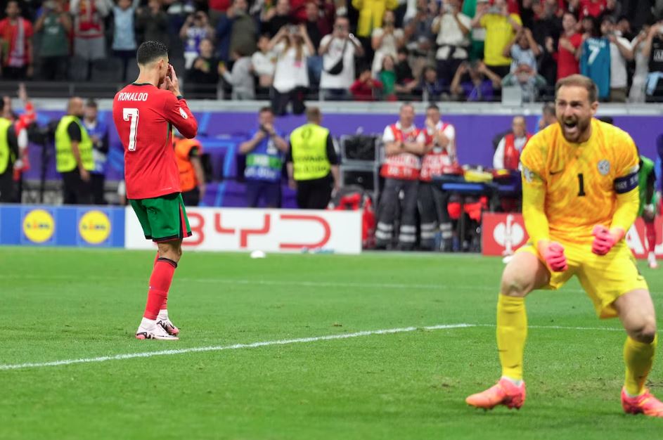 Oblak comemora pênalti de Cristiano Ronaldo defendido durante a prorrogação