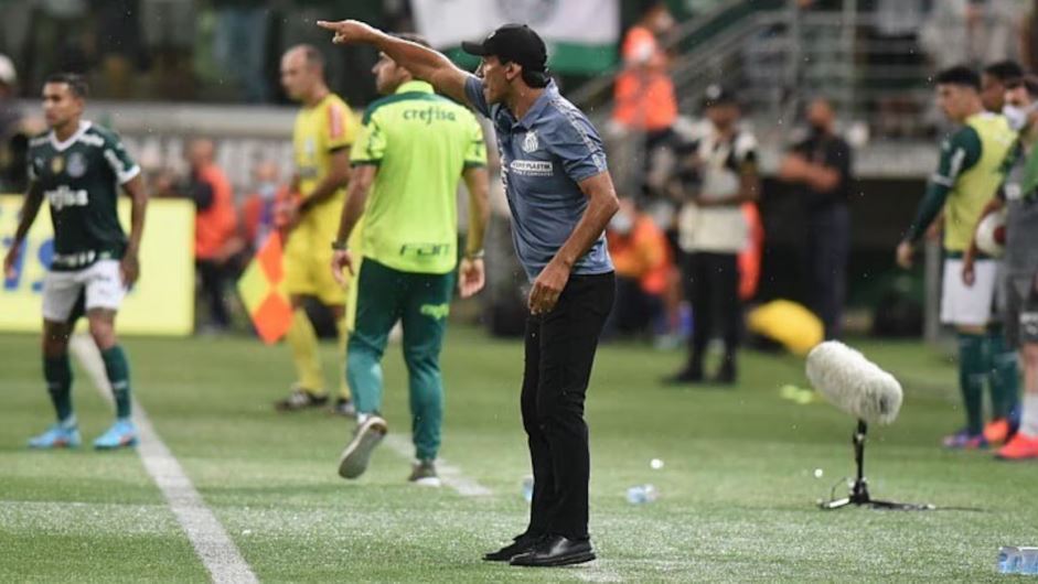 O clube da Vila Belmiro está impedido de fazer contratações por não pagar Lucas Gabriel Ochandorena, auxiliar técnico de Fabián Bustos, argentino que treinou o time paulista em 2022