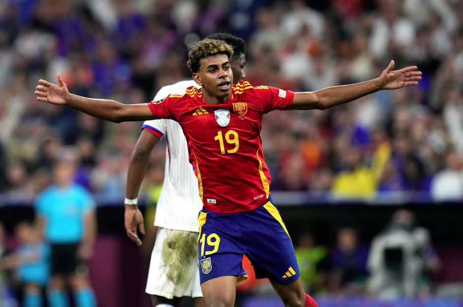 Lamine Yamal comemora seu golaço, fundamental para vitória que colocou Espanha na decisão da Eurocopa