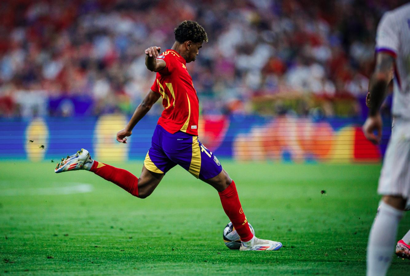 Lamine Yamal, jovem astro da Espanha, acertou a bola no ângulo em vitória sobre a França
