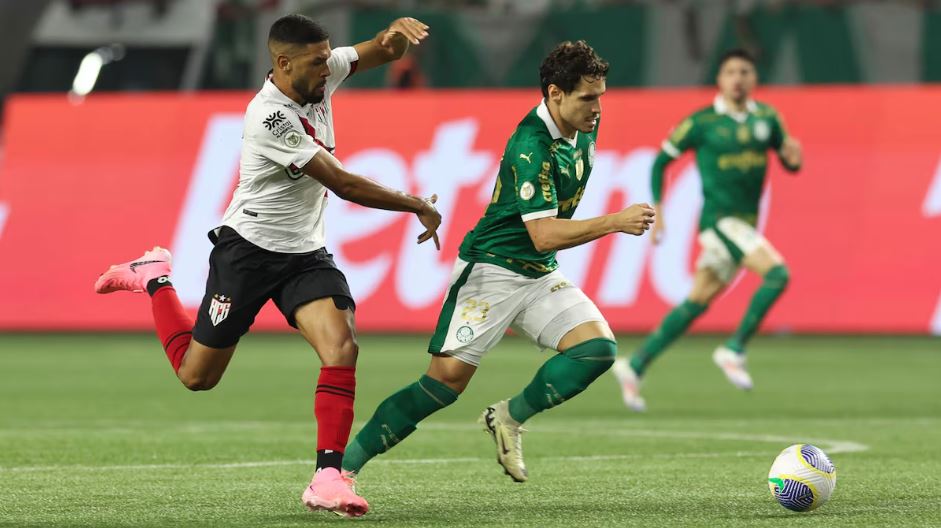Raphael Veiga em ação pelo Palmeiras no duelo com o Atlético-GO