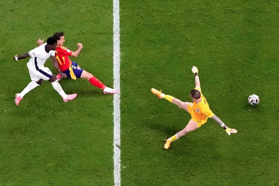 Por um joelho de John Stones, Oyarzabal aproveitou a posição legal para marcar o gol do título da Espanha