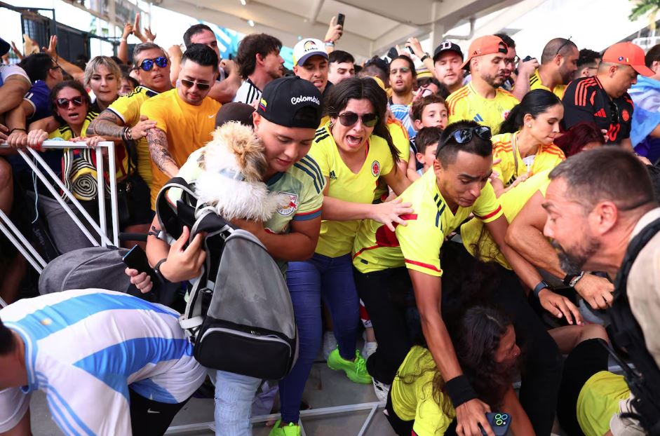 Milhares de torcedores tentaram invadir o estádio em Miami