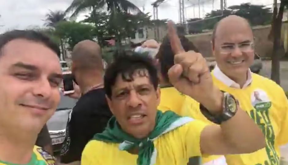 Flávio Bolsonaro ao lado de Wilson Witzel (de óculos) em Duque de Caxias na campanha de 2018