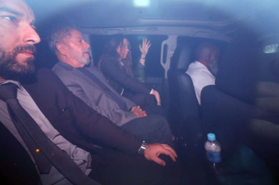 Prisão de Lula, em abril de 2018. Por determinação de Moro, foi proibido o uso de algemas na abordagem ao então ex-presidente