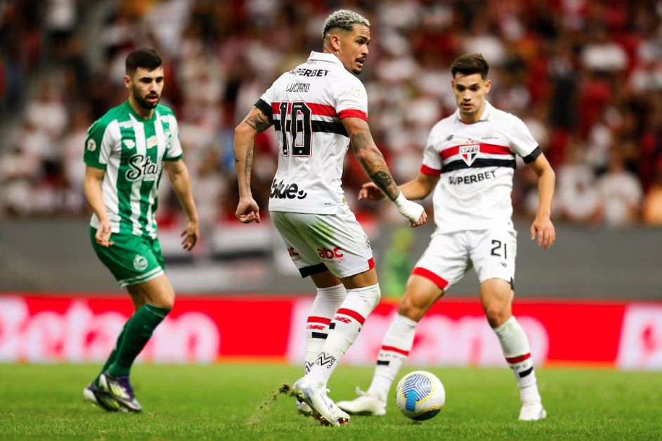 Luciano teve a melhor chande para o São Paulo no primeiro tempo, mas chutou no travessão