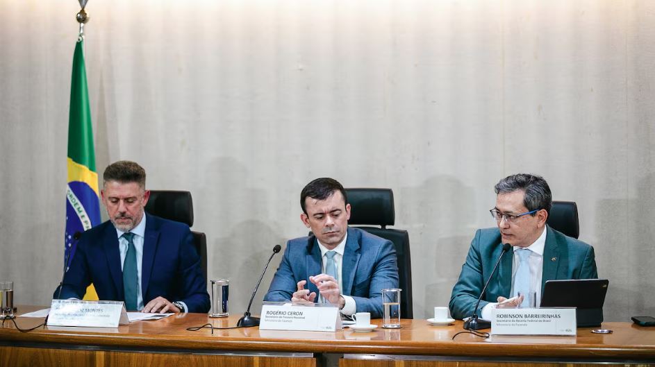 O secretário de Orçamento Federal, Clayton Montes; o secretário do Tesouro, Rogério Ceron; e o secretário da Receita Federal, Robson Barreirinhas