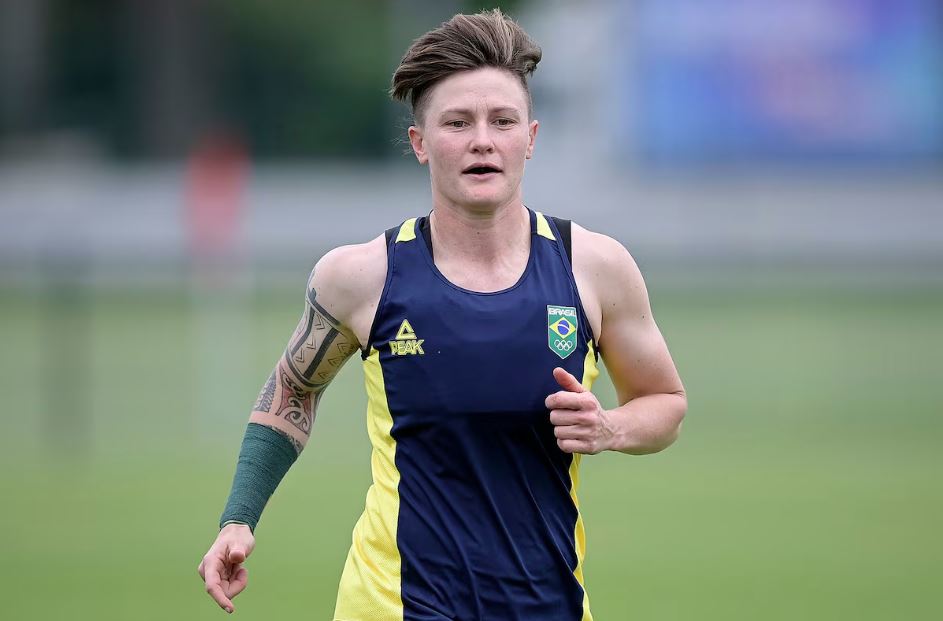 Raquel Kochhann corre no treino da Seleção Feminina de rúgbi