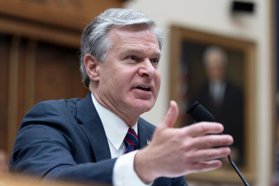 Diretor do FBI Christopher Wray testemunha perante um comitê da Câmara sobre o tiroteio de 13 de julho. Wray disse que havia 'dúvida sobre se foi uma bala ou estilhaços' que atingiram Trump