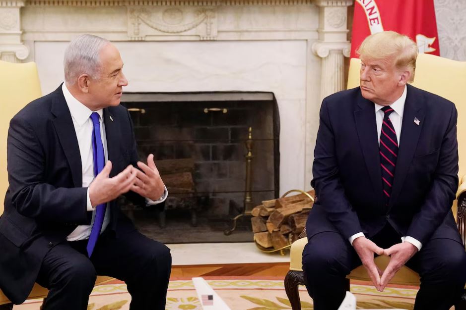 Donald Trump, à direita, com o primeiro-ministro israelense Binyamin Netanyahu em 2020, no último encontro deles antes desta sexta-feira