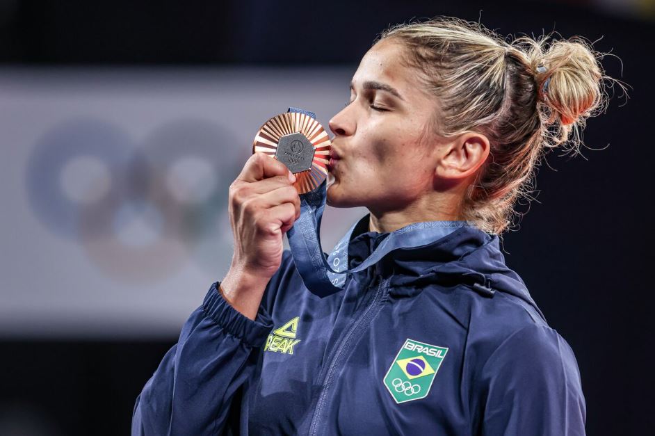 A medalhista de bronze Larissa Pimenta na cerimonia de entrega de medalhas no pódio