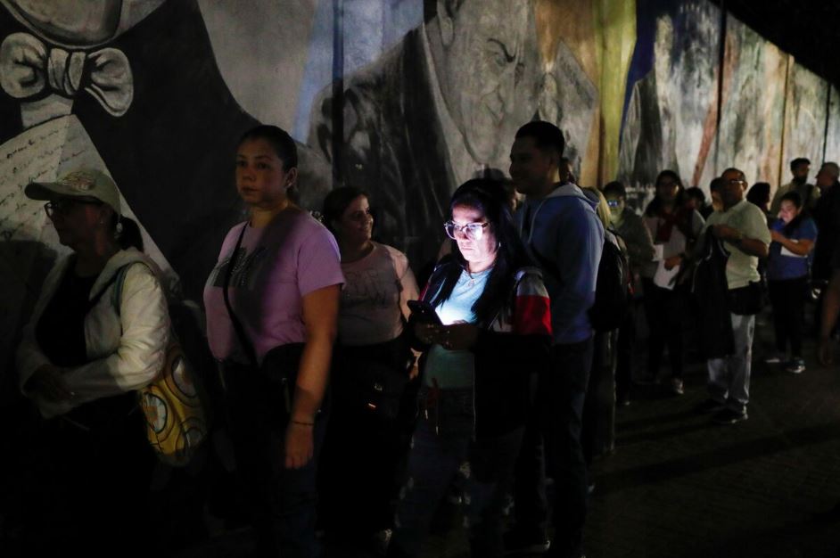 Filas para votar em Caracas começaram ainda de madrugada