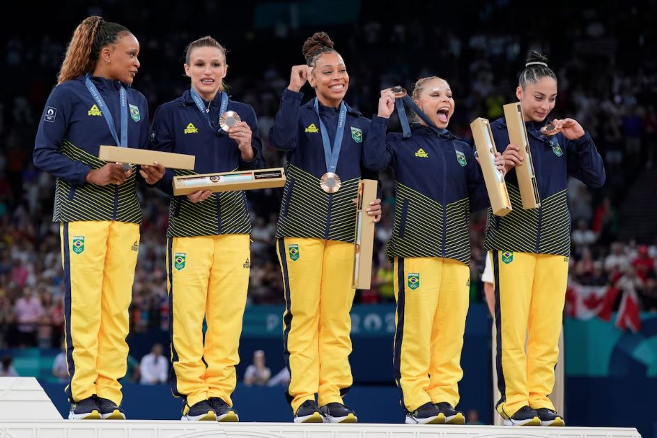 Ginastas brasileiras sobem ao pódio para receber a medalha de bronze em Paris