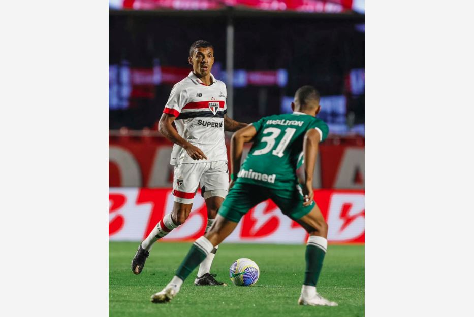 O volante Luiz Gustavo teve boa atuação na vitória do São Paulo sobre o Goiás nesta terça-feira pela Copa do Brasil