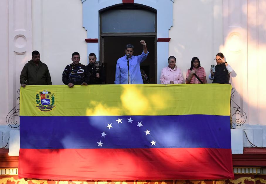 Maduro discursa ao lado da primeira-dama Cilia Flores (3ª D) e da vice-presidente Delcy Rodriguez (2ª D) durante um comício no palácio presidencial de Miraflores