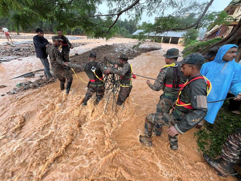 Soldados do exército indiano participam de operações de resgate em um vilarejo afetado por deslizamentos de terra