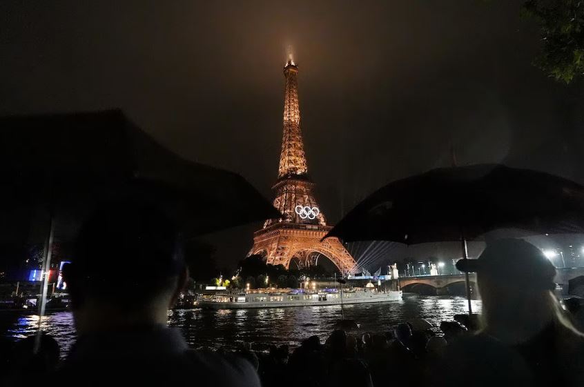 Torre Eiffel iluminada na abertura das Olimpíadas de Paris