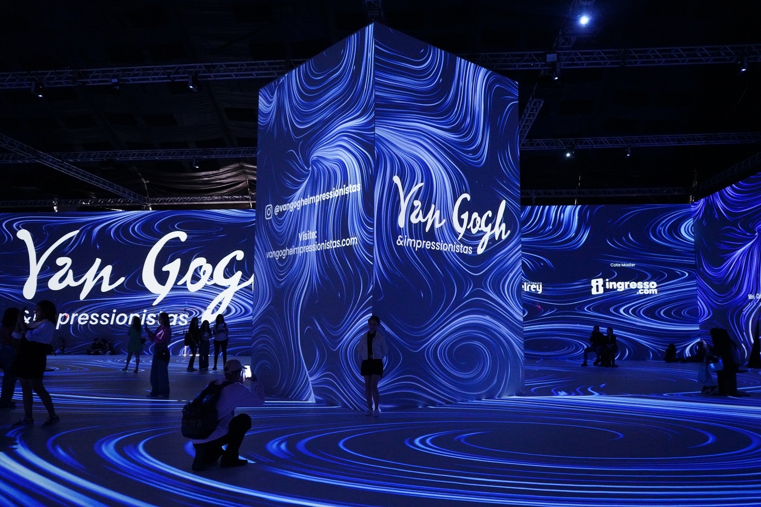 O espetáculo, repleto de tecnologia, traz ao público uma emocionante viagem na trajetória de Van Gogh