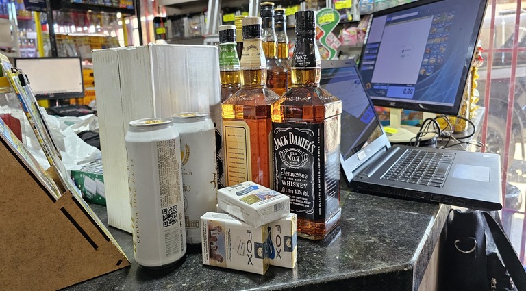 Equipes apreenderam cigarros estrangeiros e bebidas com indício de falsificação - Foto: Kleber Clajus