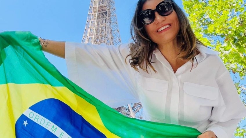 Janja postou uma foto em frente à Torre Eiffel, segurando a bandeira do Brasil, e deixou uma mensagem inspiradora: 