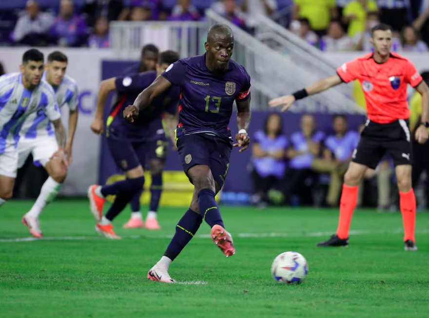 Enner Valencia perdeu chance de empatar a partida em pênalti batido na trave. 