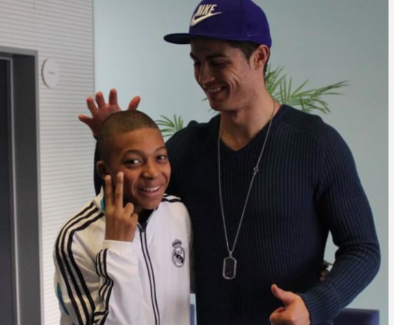 Mbappé ao lado de Cristiano Ronaldo em visita ao Real Madrid