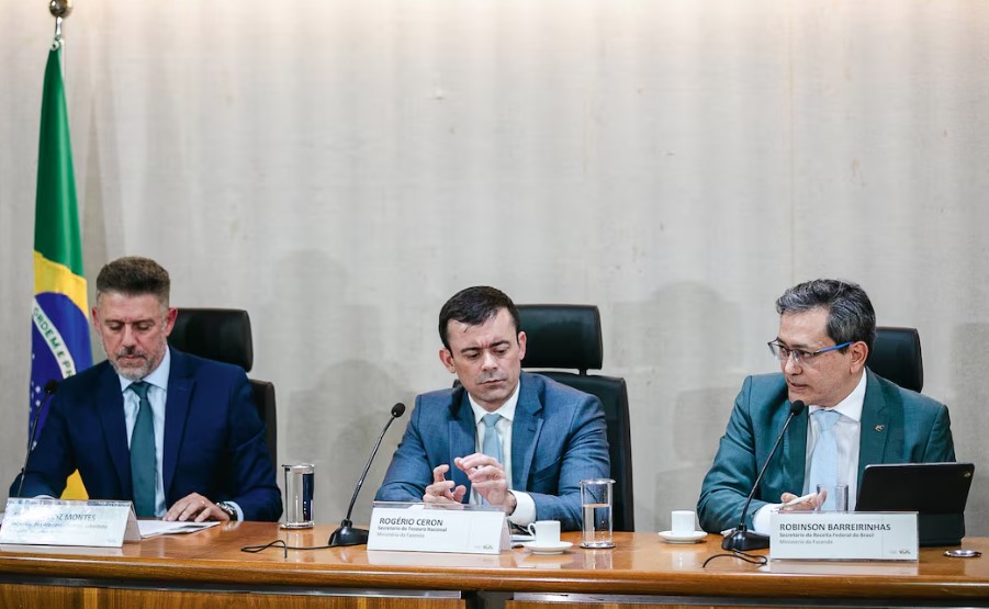 O secretário de Orçamento Federal, Clayton Montes; o secretário do Tesouro, Rogério Ceron; e o secretário da Receita Federal, Robson Barreirinhas