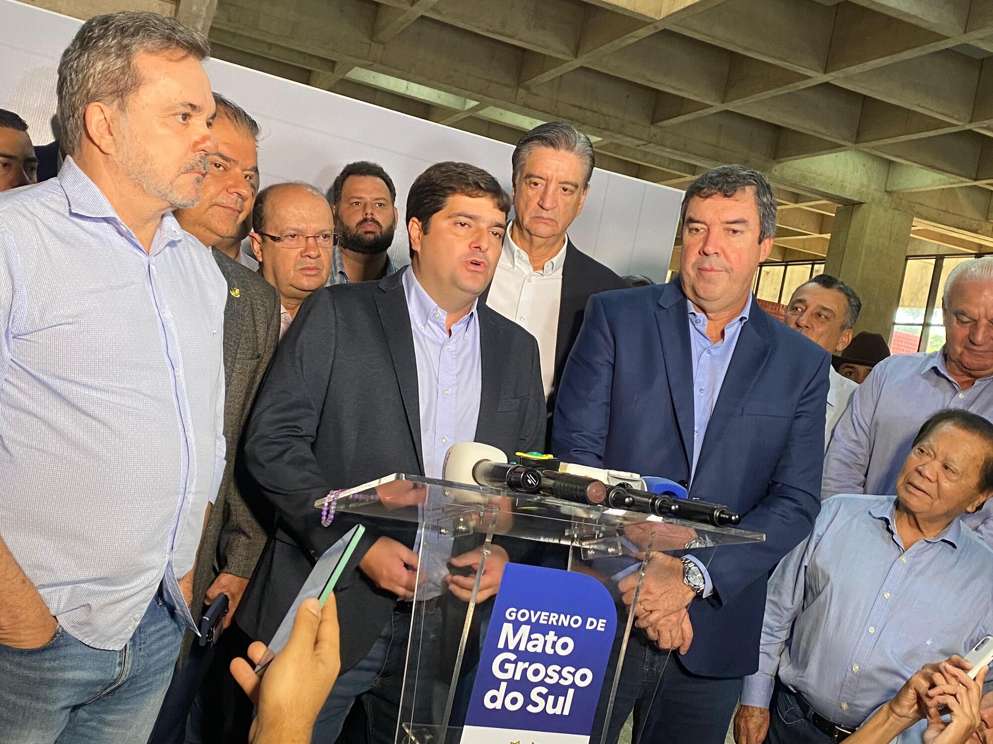 O prefeito de Inocência, Valdir Junior falou em nome de todos os prefeitos (Foto: Rafael Barbosa)