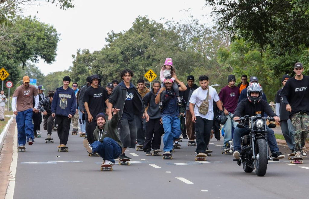 Skateata reuniu centenas de praticantes e percorreu o Parque dos Poderes até chegar no das Nações Indígenas