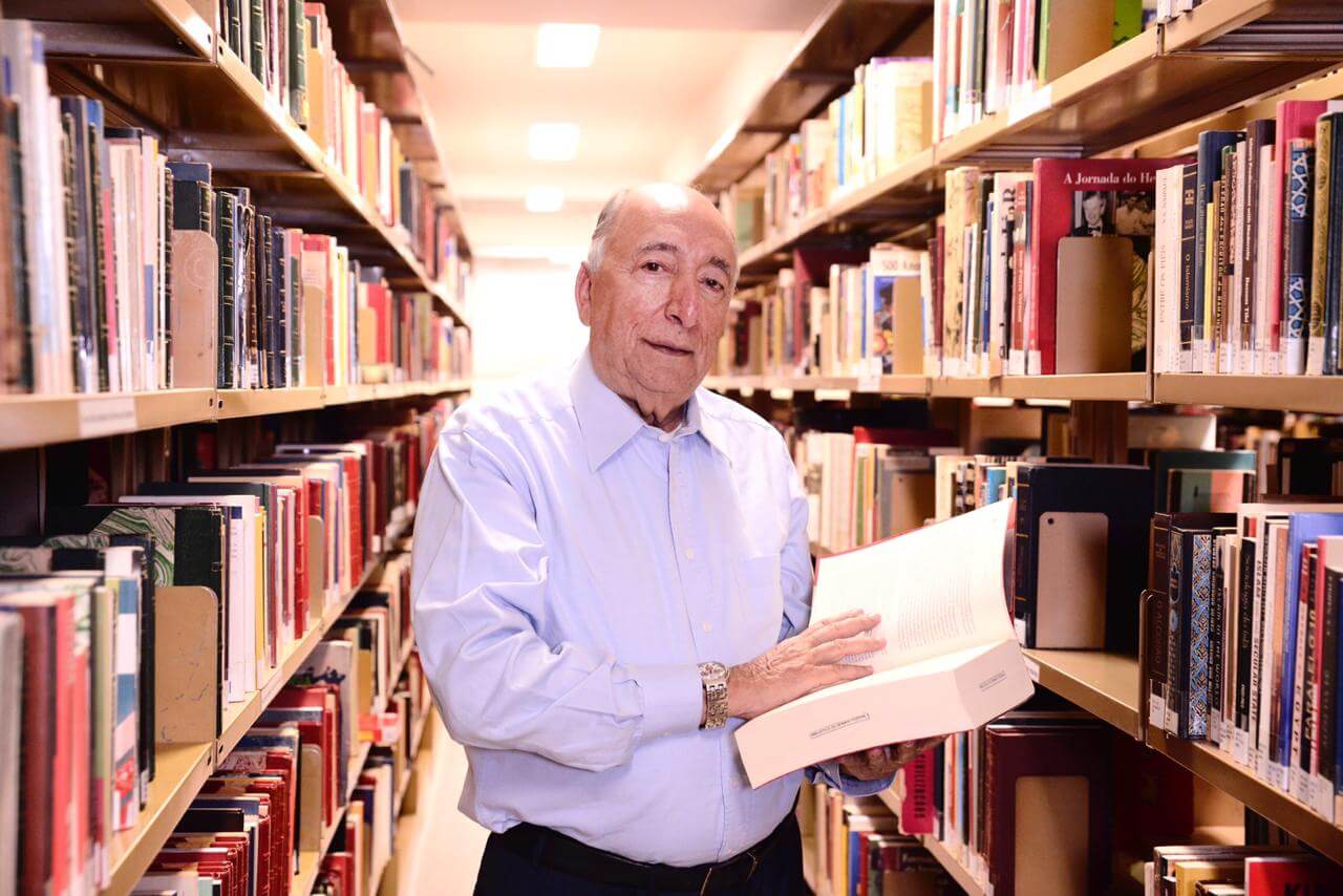 Pedro Chaves e Therezinha dos Santos Samways, autores do livro, destacam a trajetória e os desafios da universidade, com evento no dia 15 de agosto