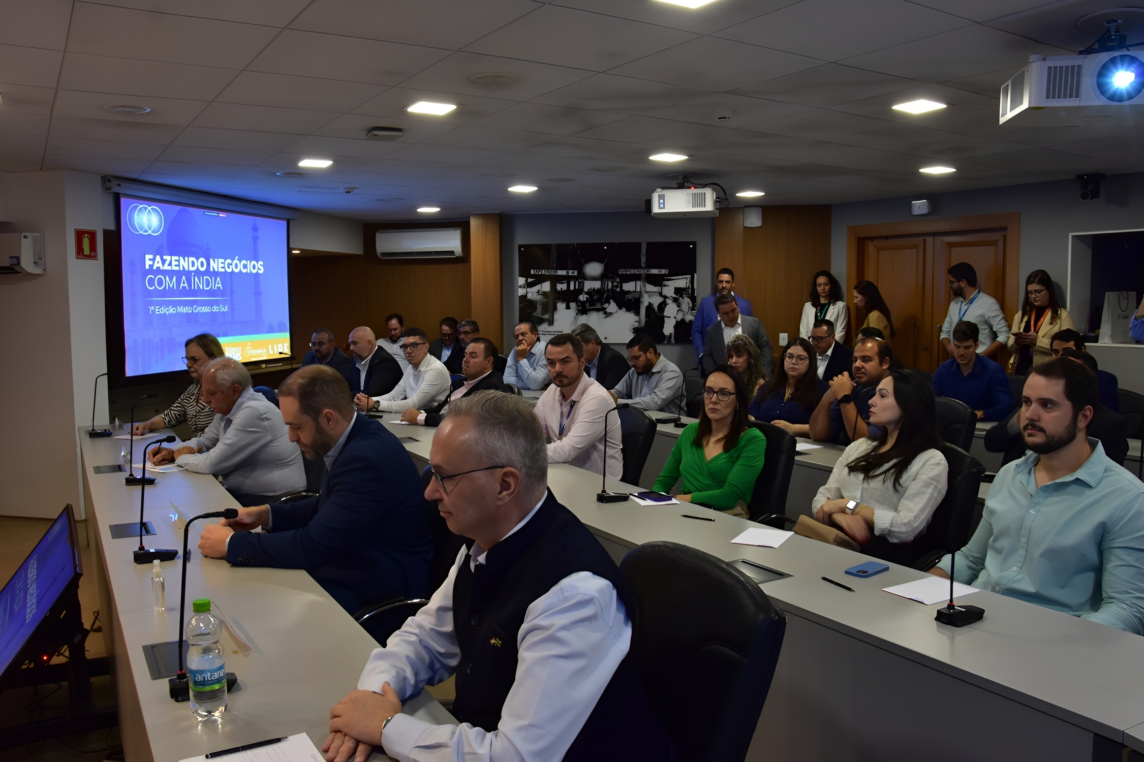 Apresentação de oportunidades comerciais com a Índia, focando no potencial específico de Mato Grosso do Sul para se tornar um dos principais exportadores para o país asiático.