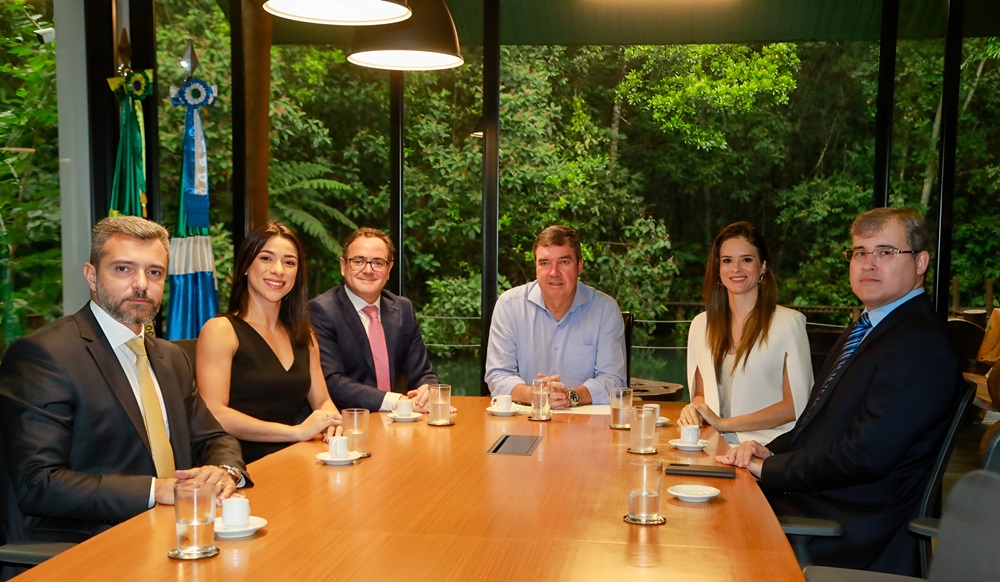  Reunião entre o Governador Eduardo Riedel e membros da OAB-MS para discutir a nova lei.