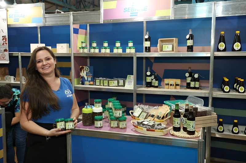 Jéssica Medeiros Costa, da Estância Engenho, oferece rapaduras de gengibre e guavira, atraindo consumidores que buscam sabores únicos do Mato Grosso do Sul.