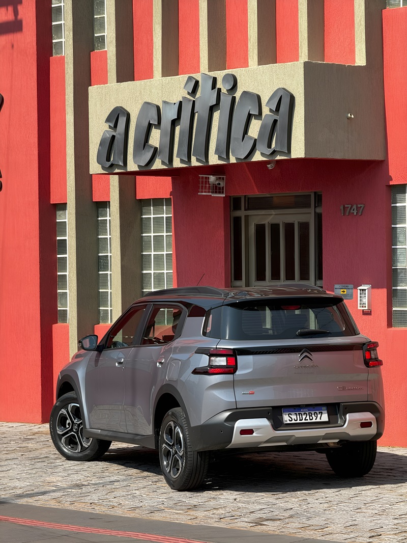O C3 Aircross Shine possui um design externo moderno e um porta-malas generoso de 493 litros, ideal para viagens em família.