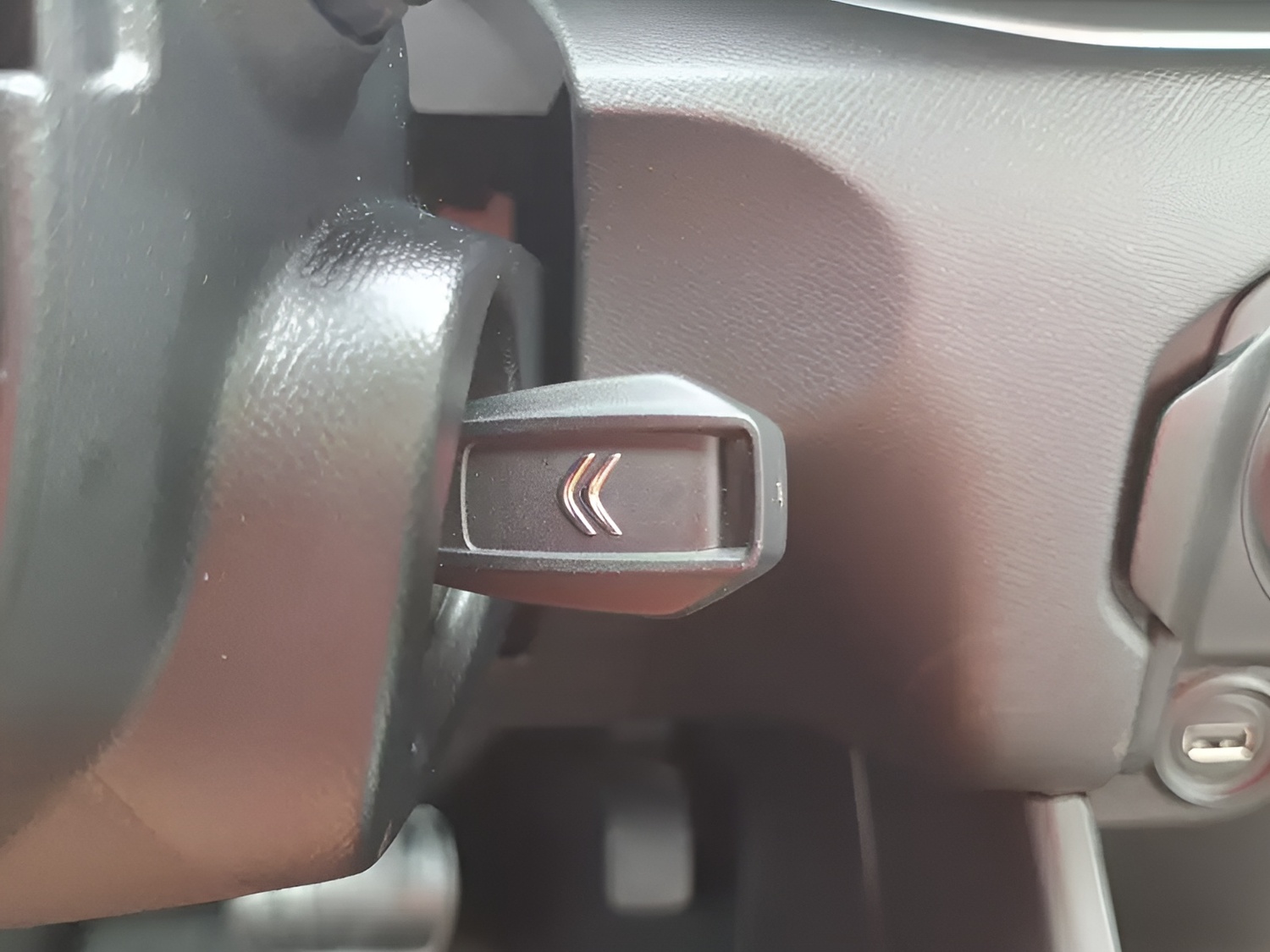 A chave do carro foi apontada como simples, contrastando com os equipamentos modernos do veículo.