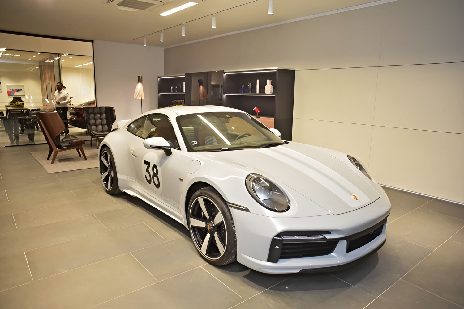 Porsche 911 Sport Classic, limitado a 1.250 unidades: detalhes exclusivos incluem letras douradas no mostrador e o emblema Porsche Design em ouro.