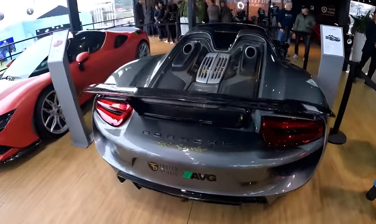 No Festival Interlagos 2024, o Porsche 918 Spyder e a Ferrari Testarossa se destacaram