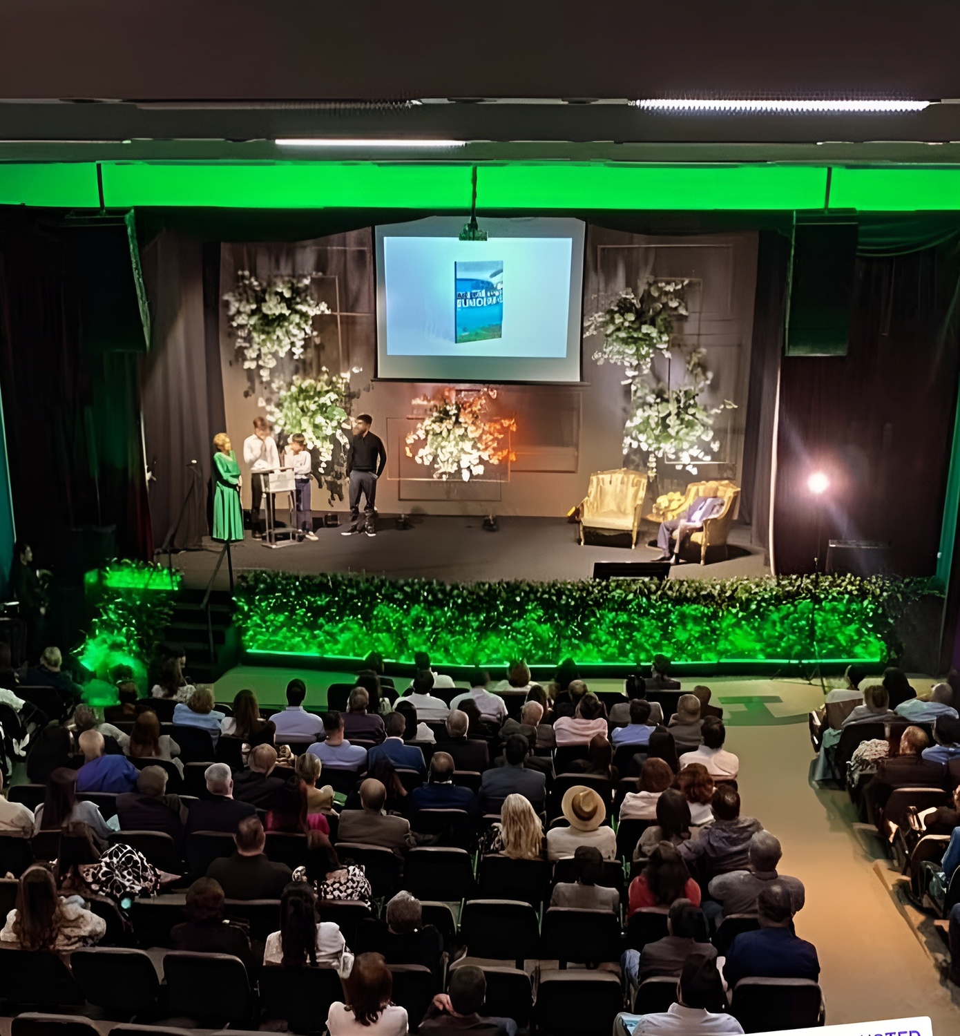 Auditório lotado durante o lançamento do livro de Pedro Chaves e Therezinha Samways, em cerimônia marcada por sofisticação e presença de convidados ilustres.