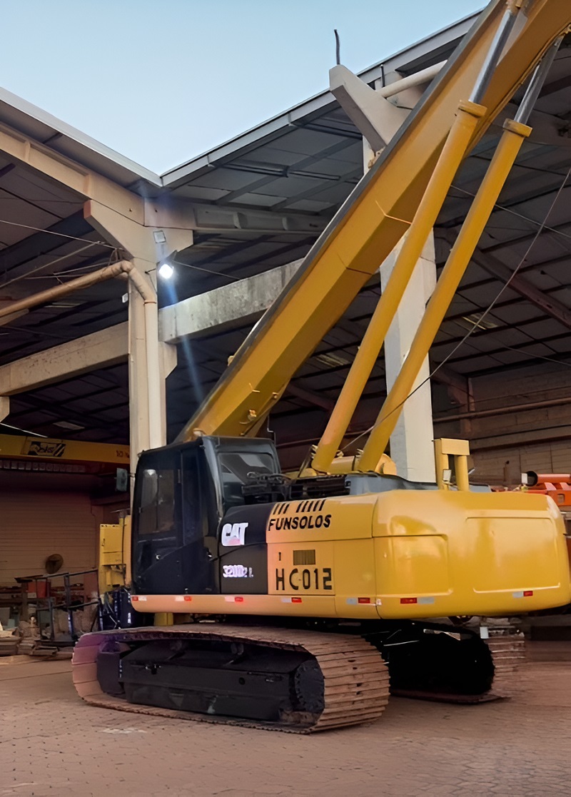 Arsenal de equipamentos: A escavadeira hidráulica CAT 320D adaptada para fundações é uma das opções disponíveis no catálogo da Funsolo