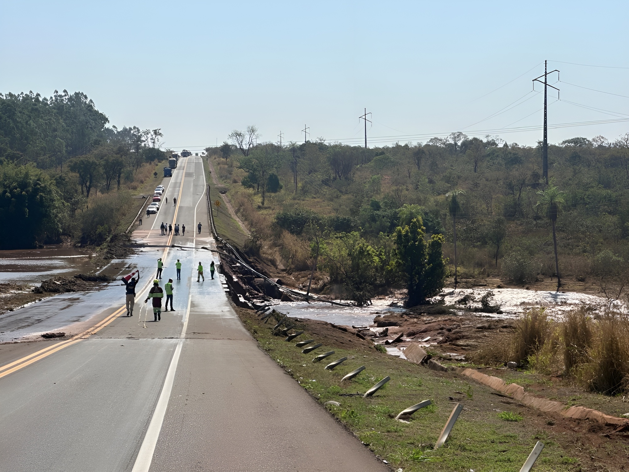 Rompimento de barragem em condomínio de luxo provoca bloqueio total da BR-163, deixando rodovia interditada e moradores isolados.